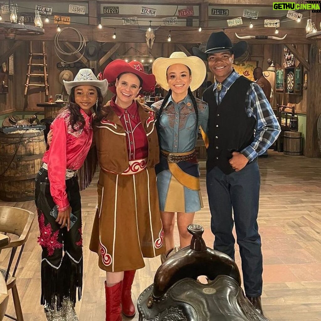 Andrea Barber Instagram - Get ready for a hoe down show down! On an all new episode of THAT GIRL LAY LAY, tonight THURSDAY at 7:30p on @nickelodeon! 🤠💃🐴