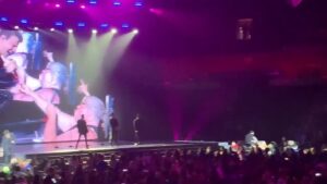 Andrea Barber Instagram - BEST BIRTHDAY SURPRISE EVER!! 😍⚰️ @joeymcintyre pulled me on stage last night during If You Go Away and I had no chill!! Thank you, Joe, for this unforgettable birthday moment. And thank you to the best boyfriend ever @pointonemiles and his partner-in-crime @candacecbure for making it happen! Swipe to see it all happen! ❤️🤩🥰😱
•
(📸: @heidicas1013, @pointonemiles, @amandasm4)