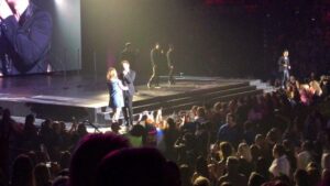 Andrea Barber Instagram - BEST BIRTHDAY SURPRISE EVER!! 😍⚰️ @joeymcintyre pulled me on stage last night during If You Go Away and I had no chill!! Thank you, Joe, for this unforgettable birthday moment. And thank you to the best boyfriend ever @pointonemiles and his partner-in-crime @candacecbure for making it happen! Swipe to see it all happen! ❤️🤩🥰😱
•
(📸: @heidicas1013, @pointonemiles, @amandasm4)