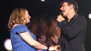 Andrea Barber Instagram - BEST BIRTHDAY SURPRISE EVER!! 😍⚰️ @joeymcintyre pulled me on stage last night during If You Go Away and I had no chill!! Thank you, Joe, for this unforgettable birthday moment. And thank you to the best boyfriend ever @pointonemiles and his partner-in-crime @candacecbure for making it happen! Swipe to see it all happen! ❤️🤩🥰😱
•
(📸: @heidicas1013, @pointonemiles, @amandasm4)