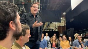 Andrea Barber Instagram - Bob could never resist an opportunity to make a speech. 😉 He was so gifted at knowing exactly how to articulate the moment and feelings. This speech which he made at our season 5 first table read so perfectly encapsulates Bob. It’s full of so much laughter, love, and heart. ❤️ I miss him so much. I wish he were here to say the perfect speech to heal our hearts with love and laughter.