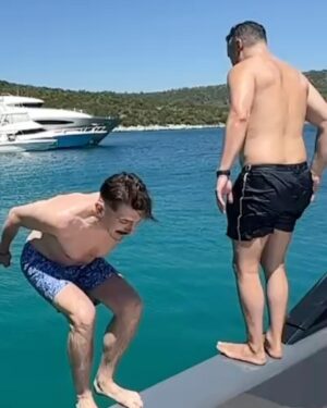 Andrew Schulz Instagram - Peak. Athleticism. His name is @jasondlevine 🤌