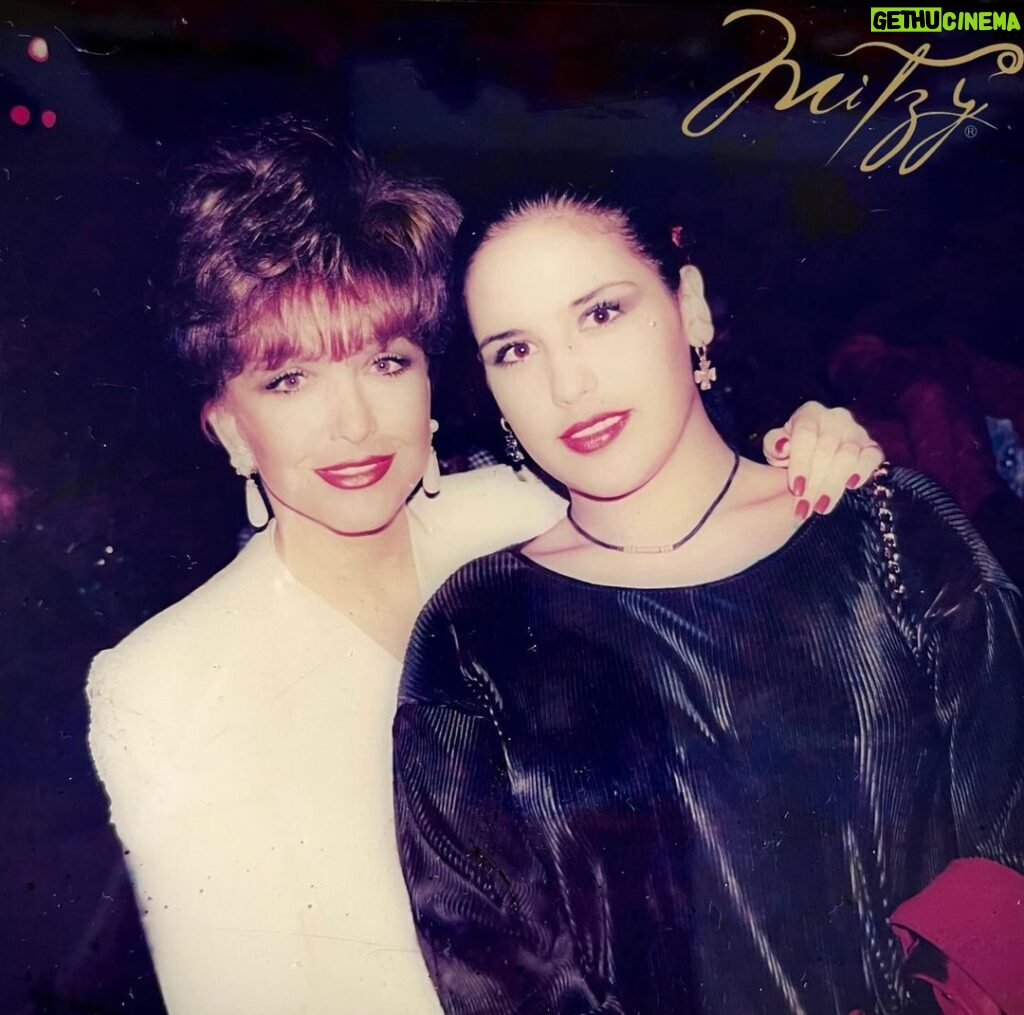 Angélica Vale Instagram - Quiero felicitar a mi querida @angelicavaleoriginal porque acaba de cumplir años el pasado 11 de Noviembre. Te quiero mucho, Dios te bendiga siempre ✨👗🪡. 📸: Foto del Baúl de los recuerdos de Mitzy, el Diseñador de las Estrellas. #AngelicaVale #AngelicaValeOriginal #AngelicaMaria #LaNoviadeMexico #Mitzy #MitzyDiseñador #mitzydiseñadordelasestrellas #mitzy50 #mitzy50años #mitzy50aniversario #cumpleaños #lafeamasbella #muchachitas