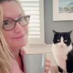 Angela Kinsey Instagram - Always watching… always judging… #morningswithmycat 😼 ☕️ ❤️ @oreolovesboxes
