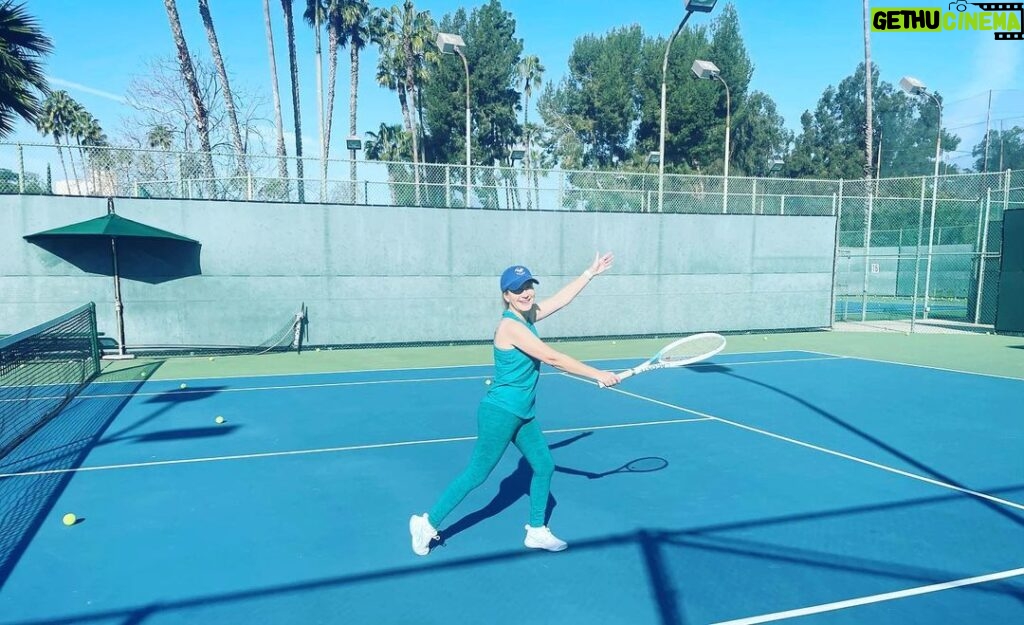 Angela Kinsey Instagram - I loves a pop of color. Tank top from @target *Leggings from (you guessed it) @target *Sneakers by @asics *old baseball hat from @usopen *Racket by @lacoste *Tennis court sass = all me. 😜 Happy Friday! Wishing you all a great weekend! ❤️