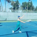 Angela Kinsey Instagram - I loves a pop of color. Tank top from @target *Leggings from (you guessed it) @target *Sneakers by @asics *old baseball hat from @usopen *Racket by @lacoste *Tennis court sass = all me. 😜 Happy Friday! Wishing you all a great weekend! ❤️