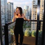 Angela Kinsey Instagram - Here’s a throwback to my dark hair and the view from my apartment in Vancouver while I filmed @hatersbackoff ! I’m so excited to go back to Vancouver this weekend with @msjennafischer for the @jflvancouver comedy festival! Yay! Office Ladies hitting the road! ❤️🚙✈️