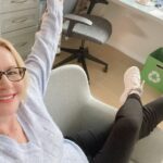 Angela Kinsey Instagram - Morning zoom meetings fashion… #theyonlyseethetophalf 🤓