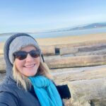 Angela Kinsey Instagram - Walking in gorgeous Vancouver with my bff! I love it here! I’m also very glad I packed my fleece leggings. Burrrr! Excited for our show tonight! @jflvancouver *link in bio for info! ❤️🥶
