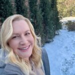 Angela Kinsey Instagram - 1. Between scenes on set today. 2. Snow! 3. Random feather art?? Thank you St. Louis! What a fun 48 hours! 🥰