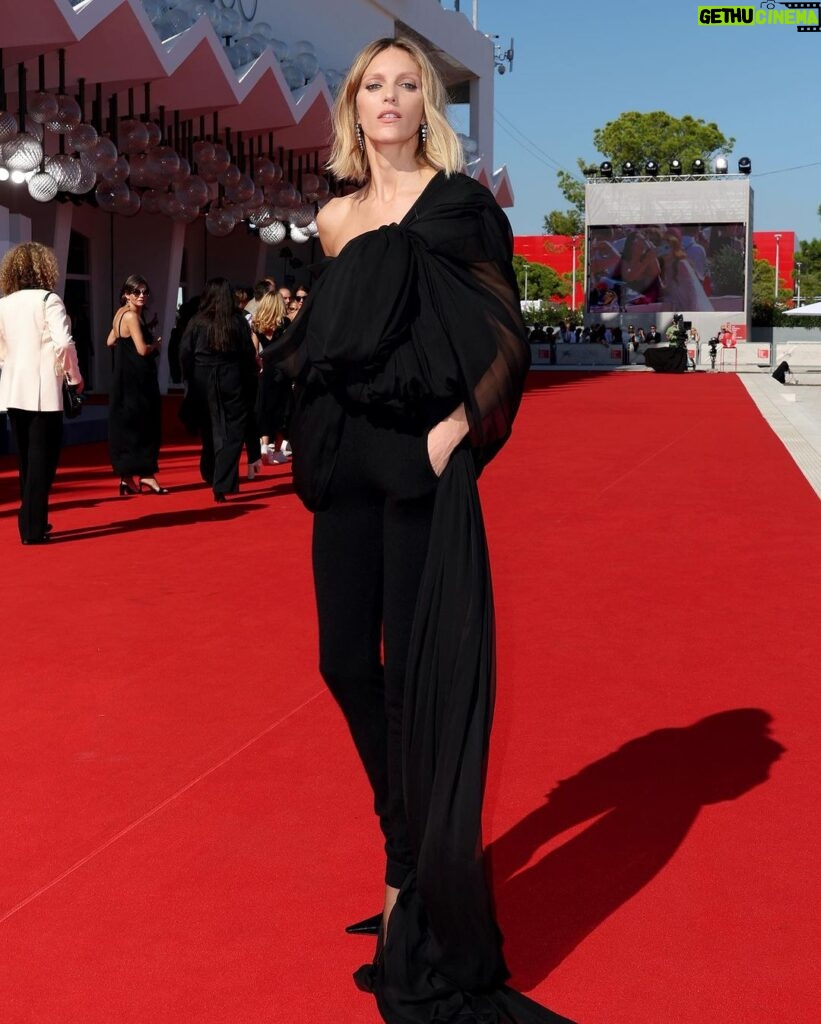 Anja Rubik Instagram - My heart swelled with joy and pride as I joined my friends to celebrate their labor of love and courage on the big screen. This year two very important and emotional polish films made it to the main competition at Venice Film Festival. “Green Border” by Agnieszka Holland (horrors faced by refugees between Poland and Belarus) and “Woman Of” by Malgorzata Szumowska and Michał Englert. ( woman's journey to gender correction) Ph. @alicja.kozak