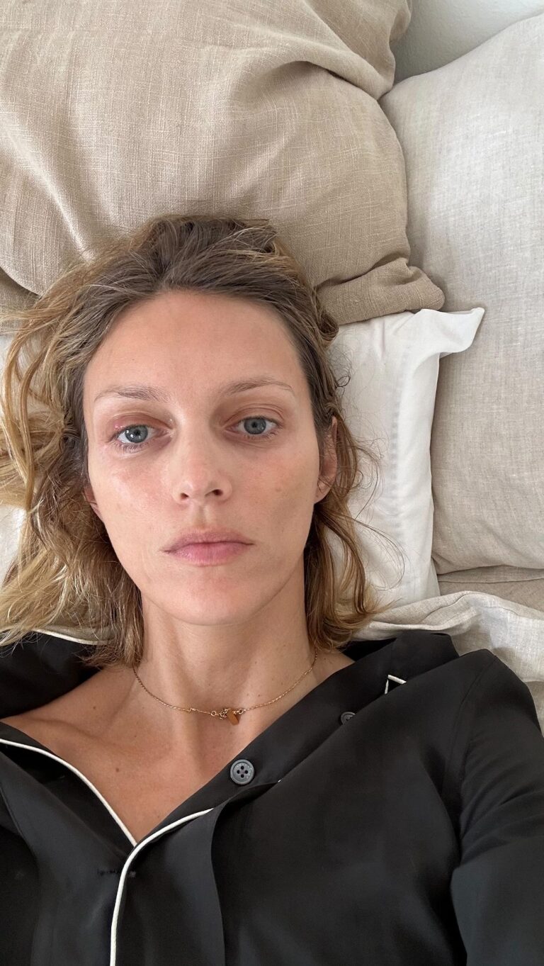 Anja Rubik Instagram - Bardzo nieoficjalnie, nagranie z łóżka A Ty dlaczego idziesz na wybory? Masz jedno życie, jeden głos - wykorzystaj. Nominuję do odpowiedzenia na pytanie: (przepraszam jeśli już byłyście nominowane i się nagrałyście ) @sylwia.chutnik @gregorczykabram @szumowska.m @ostaszewskamaja_official @maffashion_official @lucynaszymanska @zofia_urszula_komasa @haniarydlewska @mwyrzykowska @youngleosia @martyna.world #kobietynawybory @kobietynawybory Warsaw, Poland