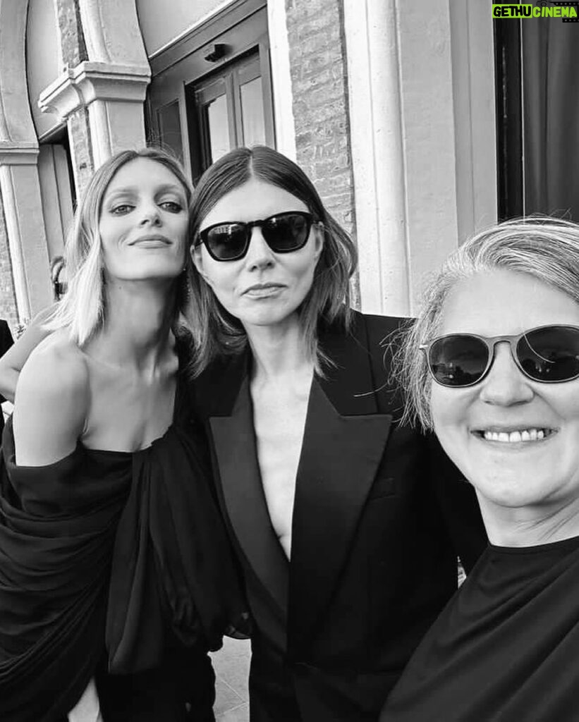 Anja Rubik Instagram - My heart swelled with joy and pride as I joined my friends to celebrate their labor of love and courage on the big screen. This year two very important and emotional polish films made it to the main competition at Venice Film Festival. “Green Border” by Agnieszka Holland (horrors faced by refugees between Poland and Belarus) and “Woman Of” by Malgorzata Szumowska and Michał Englert. ( woman's journey to gender correction) Ph. @alicja.kozak