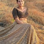 Anjali Arora Instagram - Tumhe milna pdega’ zamana hua🤎 #anjaliarora Wearing- @the_adhya_designer