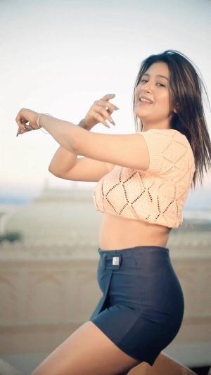 Anjali Arora Instagram - Hame toh lut lia milke ishq walo ne😈 
#Pathaan 
#besharamrang #anjaliarora 

📸 - @badnaam_boi