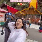 Anjali Arora Instagram - DHAM 1 🔱✅ यमुनोत्री में प्रमुख आकर्षण देवी यमुना को समर्पित एक मंदिर है, जिन्हें सूर्य देवता की बेटी और यम (मृत्यु के देवता) की जुड़वां बहन कहा जाता है। आंतरिक गर्भगृह में यमुना देवी की एक पवित्र मूर्ति स्थापित की गई है। यमुनोत्री मंदिर गढ़वाल हिमालय के पश्चिमी क्षेत्र में उत्तरकाशी जिले, उत्तराखंड में 3,291 मीटर (10,797 फीट) की ऊंचाई पर स्थित है। यह मुख्य जिला उत्तरकाशी से सिर्फ 129 किमी दूर है A small glimpse of YAMUNOTRI JOURNEY 🔱 #anjaliarora #yamunotri #yatra #utrakhand Yamunotri Dham