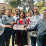 Anjana Singh Instagram - न्यू फ़िल्म “ठाकुर गंज” : एक अच्छी कहानी और अलग किरदार ….. shooting in progressssss राजघराना फिल्म्स निर्देशक : नीरज - रणधीर DOP : आर आर प्रिंस कलाकार : अंजना सिंह , सुशील सिंह , परी सिंघानिया , राहुल सिंह , अंजली कुमारी , मनीष Up50 Zila Azamgarh