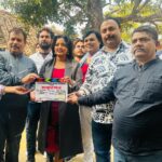 Anjana Singh Instagram - न्यू फ़िल्म “ठाकुर गंज” : एक अच्छी कहानी और अलग किरदार ….. shooting in progressssss राजघराना फिल्म्स निर्देशक : नीरज - रणधीर DOP : आर आर प्रिंस कलाकार : अंजना सिंह , सुशील सिंह , परी सिंघानिया , राहुल सिंह , अंजली कुमारी , मनीष Up50 Zila Azamgarh