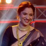 Ankita Lokhande Instagram - As Bigg Boss said, “Rishton wali ladki”, kyuki Pavitra Rishton se badhkar Ankita ke liye kuch nahi hai 💯❤️ Let’s save her with all our support. Vote for #AnkitaLokhande on the @officialjiocinema app now. Voting lines are open till Sunday 12PM ✨ Credits:- Saree: @nagpurepaithani.pune Jewel: @avaranjewellery Styled By: @hemlataa9 @stylebyhemlataa Assisted by: @saloni142_ Intern: @akkshaajaiin_5 @colorstv @beingsalmankhan @officialjiocinema @endemolshineind #AnkitaLokhande #Ankita #VoteForAnkita #FinaleWeek #GrandFinale #BiggBoss #BB17 #DilDimaagAurDum #Colors #SalmanKhan #JioCinema