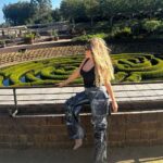 Anna Sedokova Instagram - Для меня LA сейчас прежде всего это место , где живет Мо . И каждое мое движение связанно с ней . По этому в мою базовую программу пребывания типа Iroha sushi и Getty museum был добавлен заезд в трендовый магазин продуктов Erewhon ( или как нежно называют его Ереван ) , был выпит смузи Хэйли Бибер , увидены яйца по 20$ , но при виде и вкусе этого все так же не испытанно никаких чувств . Что не скажешь о Гетти музее 🤤 И тут мама поплыла . Ренуар , Дега , Монэ . Все . И вид. И заметьте меня там даже не кормили 🤣 На чем однозначно сошлись с дочерью это In&Out до отлета . Была обнаружена точка в 2 минутах от аэропорта. И не верьте Гуглу . Они открываются раньше 10. Мы посмотрели на улетающие самолеты и уже через час сидели в одном из них . Вдвоем . Вместе . Но это уже совсем другая история .. Los Angeles, California