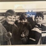 Anna Sedokova Instagram - Для меня LA сейчас прежде всего это место , где живет Мо . И каждое мое движение связанно с ней . По этому в мою базовую программу пребывания типа Iroha sushi и Getty museum был добавлен заезд в трендовый магазин продуктов Erewhon ( или как нежно называют его Ереван ) , был выпит смузи Хэйли Бибер , увидены яйца по 20$ , но при виде и вкусе этого все так же не испытанно никаких чувств . Что не скажешь о Гетти музее 🤤 И тут мама поплыла . Ренуар , Дега , Монэ . Все . И вид. И заметьте меня там даже не кормили 🤣 На чем однозначно сошлись с дочерью это In&Out до отлета . Была обнаружена точка в 2 минутах от аэропорта. И не верьте Гуглу . Они открываются раньше 10. Мы посмотрели на улетающие самолеты и уже через час сидели в одном из них . Вдвоем . Вместе . Но это уже совсем другая история .. Los Angeles, California