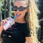 Anna Sedokova Instagram - Для меня LA сейчас прежде всего это место , где живет Мо . И каждое мое движение связанно с ней . По этому в мою базовую программу пребывания типа Iroha sushi и Getty museum был добавлен заезд в трендовый магазин продуктов Erewhon ( или как нежно называют его Ереван ) , был выпит смузи Хэйли Бибер , увидены яйца по 20$ , но при виде и вкусе этого все так же не испытанно никаких чувств . Что не скажешь о Гетти музее 🤤 И тут мама поплыла . Ренуар , Дега , Монэ . Все . И вид. И заметьте меня там даже не кормили 🤣 На чем однозначно сошлись с дочерью это In&Out до отлета . Была обнаружена точка в 2 минутах от аэропорта. И не верьте Гуглу . Они открываются раньше 10. Мы посмотрели на улетающие самолеты и уже через час сидели в одном из них . Вдвоем . Вместе . Но это уже совсем другая история .. Los Angeles, California