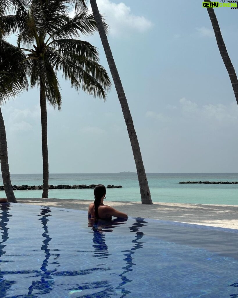 Anna Shurochkina Instagram - Врываюсь в рабочие процессы ✨ Поездка на Мальдивы послужила огромным вдохновением для творчества, мы с девочками даже сняли небольшое муд видео на мою новую песню «Заново»❤ В таких путешествиях важно, когда все организовано на уровне, за это я благодарю команду @me_maldives ⭐ где на связи всегда есть личный travel-консьерж, который помогает решить любые вопросы в организации отдыха. Прекрасные специалисты в своей нише - за luxury отдыхом точно к @me_maldives 🌴 Paradise