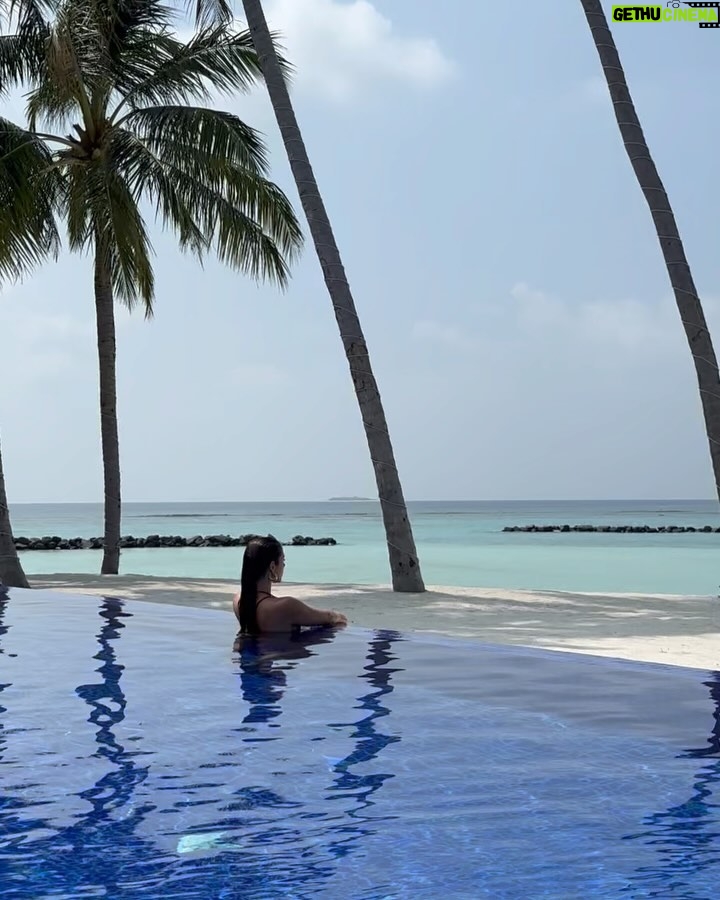 Anna Shurochkina Instagram - Врываюсь в рабочие процессы ✨ Поездка на Мальдивы послужила огромным вдохновением для творчества, мы с девочками даже сняли небольшое муд видео на мою новую песню «Заново»❤ В таких путешествиях важно, когда все организовано на уровне, за это я благодарю команду @me_maldives ⭐️ где на связи всегда есть личный travel-консьерж, который помогает решить любые вопросы в организации отдыха. Прекрасные специалисты в своей нише - за luxury отдыхом точно к @me_maldives 🌴 Paradise