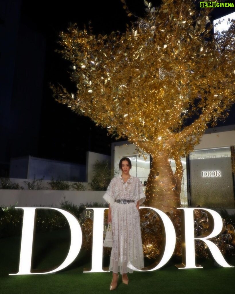 Anne Nakamura Instagram - 🦋🦋🦋 DIOR HOLIDAY POP UP AT OMOTESANTO CROSSING 🦋🦋🦋 11月18日-12月25日まで開催中💫 TREE OF LIFE 🌳がとっても素敵です 願いを込めに、この機会に是非お立ち寄りください。 @dior #diorcruise #ディオールホリデーポップアップ #ディオールファインジュエリー #SupportedByDior 表参道交差点　Omotesando Crossing