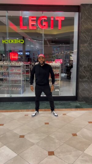 Anthony Anderson Instagram - When the spirit moves me I get my @mchammer on where ever, whenever! Century City mall Cape Town! Can’t Touch This! #justakidfromcompton #fromcomptontocapetown #huskyandhandsome #acbarbeque