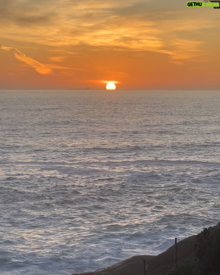 Anthony Anderson Instagram - Today has been an amazing day. Capet town moon light and now Cape Town sunsets! This journey I’m on is truly amazing! Continue to walk with me! #fromcomptontocapetown #justakidfromcompton #huskyandhandsome #acbarbeque Cape Town, Western Cape