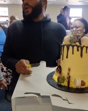 Anthony Anderson Instagram - Went to the Gugulethu Government Social Office to say hello and this happened! They are doing great work helping people! Thanks @deecamzi and Rencia! #justakidfromcompton #fromcomptontocapetown #huskyandhandsome #acbarbeque