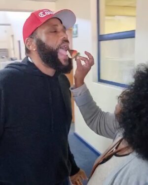 Anthony Anderson Instagram - Went to the Gugulethu Government Social Office to say hello and this happened! They are doing great work helping people! Thanks @deecamzi and Rencia! #justakidfromcompton #fromcomptontocapetown #huskyandhandsome #acbarbeque