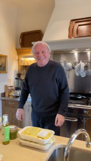 Anthony Hopkins Instagram - Hey goomba do you like how I dance the rumba…?
Sunday vibe 🍕🍝