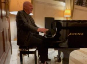 Anthony Hopkins Instagram - Tuesday tunes💙
When an empty hotel lobby is the perfect venue…🤪