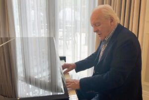 Anthony Hopkins Instagram - Over the last few years, I’ve been composing this piano piece…
Today I am titling it “Eternal” in gratitude to all The Eternal NFT collectors. 
Your support and engagement continue to inspire me. Hope you enjoy it. 
@orangecometnft @opensea