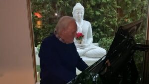 Anthony Hopkins Instagram - Wishing everyone a healthy and safe holiday. May the magic of the season stay with us through 🌟2022🌟