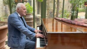 Anthony Hopkins Instagram - Always on a Sunday…
Love, Music, Dance and Romance…
❤️🎹🕺🏻🤪
@reschio