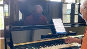 Anthony Hopkins Instagram - Remembering my mother ❤️ She purchased a used cottage piano when I was 7 and encouraged me to play. 
#MothersDay 
@nokidhungry 
@anthonyhopkinscollection
📸: @juanmiguel_co