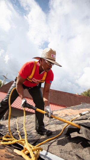 Anthony Mackie Instagram - It’s been a full year since we partnered with @AnthonyMackie on our mission to repair or replace 500 storm-damaged roofs throughout the Gulf Region. We are excited to share that we’ve reached that goal! Anthony Mackie joined a group of GAF Roofing Academy students as they learned essential roofing skills and together helped reroof the 500th home! #GAFCommunityMatters #WeProtectWhatMattersMost