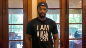 Anthony Mackie Instagram - With only 70 days left until the Presidential Election, it is time to take a stance. It is time to fight against oppression to better our community. 

I have accepted the challenge with @iamaman.vote to fight against workplace discrimination. What will you fight for? 

#iamaman #challangeofchange #workplacediscrimination #vote2020 #whenweallvote