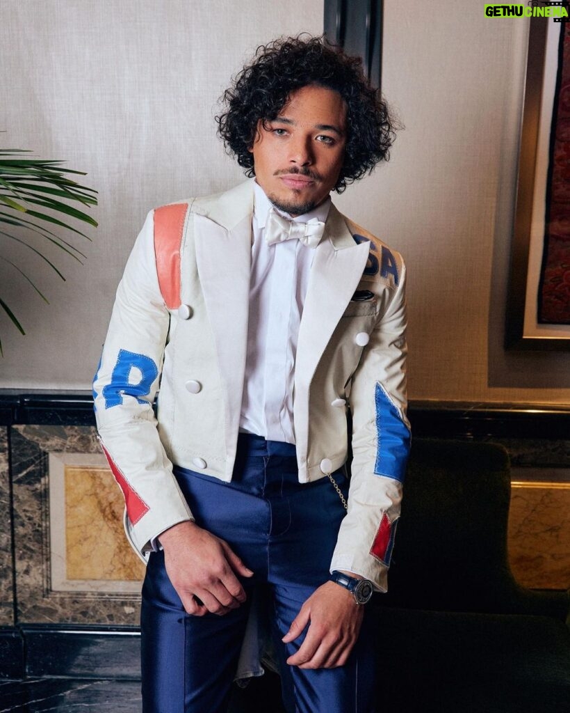 Anthony Ramos Instagram - Met Gala Styled by: @tommyhilfiger BTS by: @mcencula @stepanfilenko @photo_tatianakatkova Watch + chain: @piaget @davidyurman