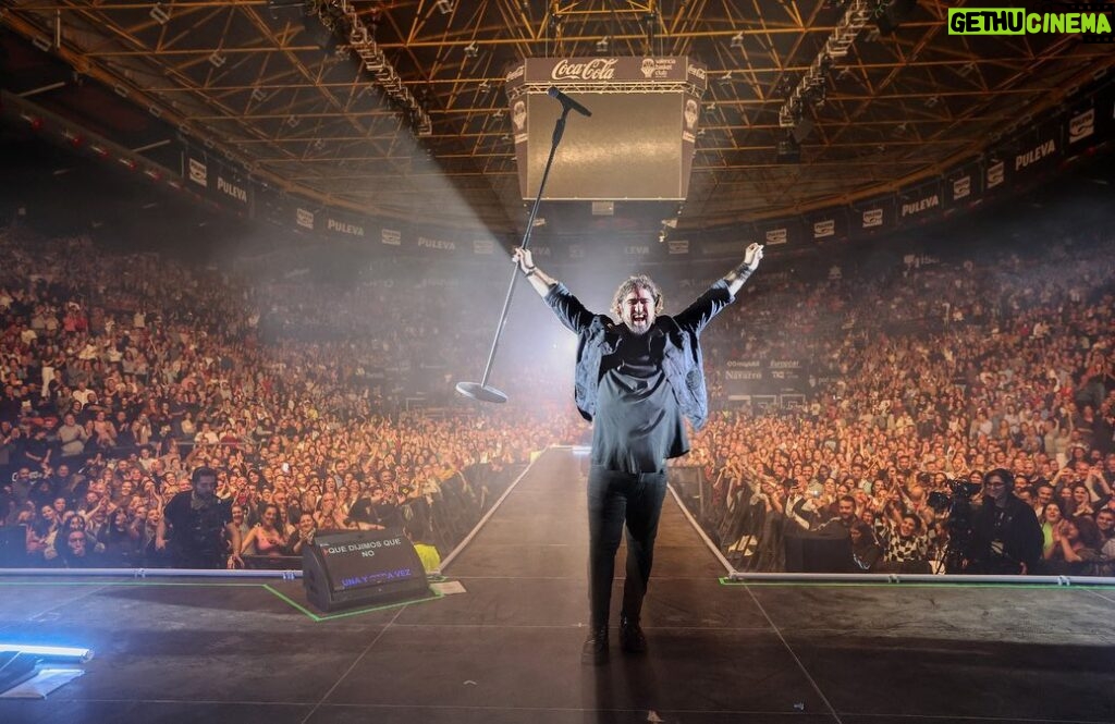 Antonio Orozco Instagram - No sé ni por dónde empezar…el final de #aviónica marca el principio de todo lo demás. Gracias por hacerlo posible. A todos y cada uno de los que habéis comprado una entrada, no sin esfuerzo lo sé, gracias por hacerlo posible. ❤️