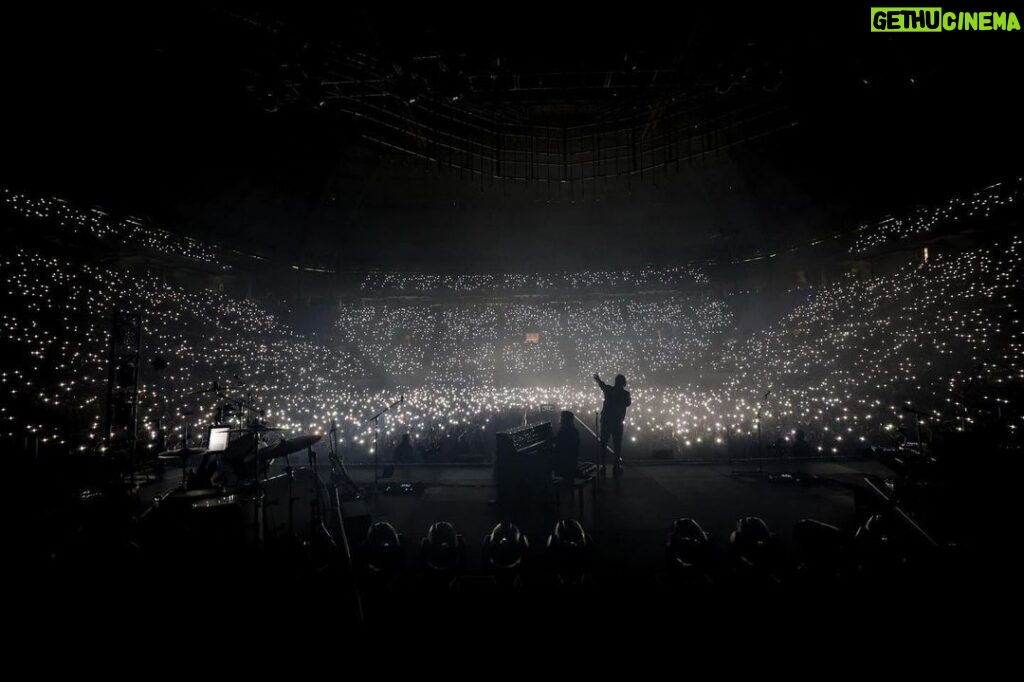 Antonio Orozco Instagram - Todavía procesando lo que ocurrió anoche en #Barcelona…no sabía que se podía volar tan alto. ❤️ (Advierto que voy a estar pesadito con los fotones de @joseirun_fotografia ). POR CIERTO AL PIANO @jan_o_oficial Palau Sant Jordi