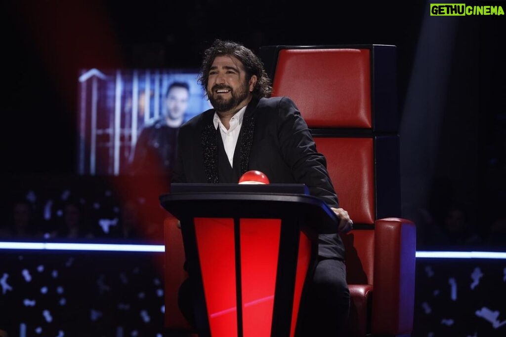 Antonio Orozco Instagram - No supero lo de anoche ❤️ Gracias a todos los que habéis dedicado un minuto a votar a Crespo. Gracias por dar una oportunidad al talento. Crespo tienes un futuro brillante por delante y hoy empieza 🌟. @lavozantena3 es mi casa y espero que nos volvamos a ver muy pronto. ❤️