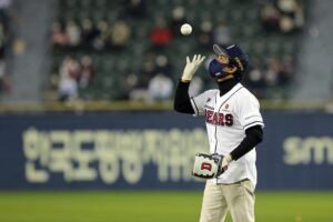Anupam Tripathi Instagram - Thank you DoosanBears 🙏 @doosanbears.1982
