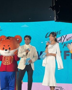 Anupam Tripathi Instagram - It was my pleasure to share the stage and learn so many more things about hosting directly from The Amazing @hyunmoahn Thank you so much 😊 for always making feel safe and give positive energy all the way . 
I really had such an amazing time yesterday doing MC (hosting) for the first time in my life . It is true I was nervous but really felt awesome every time I went on stage . Liveliness of stage is always keeps me going 🤩  I throughly enjoyed the whole process yesterday with my co-host @hyunmoahn :-) #kvibefesta