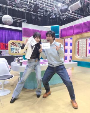 Anupam Tripathi Instagram - Mutual admiration for the art and artist:-) Artist who influence you and motivate to get better in what you love the most in day to day life . One of them is 노제from #스우파 #streetwomanfighter #스우파노제 @nozeworld thank you 노제 🤩 and I was delighted 😀 to get her autograph as a fan 😊🤩:-)
From the set of #라디오스타