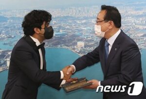 Anupam Tripathi Instagram - With full of gratitude 🙏  In the Korean news today as an Honorary Ambassador(홍보대사) for 1st Ulsan international film festival 2021 in #ulsan #uiff2021 @uiff_korea
