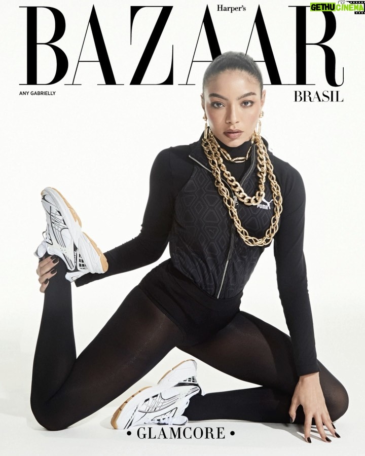 Any Gabrielly Instagram - "Primeira capa. Feliz em fazer isso com essa equipe colaborativa" diz @anygabriellyofficial, cover girl da @bazaarbr de abril, que em breve estará nas bancas. Ela vive "felizona" na ponte-aérea São Paulo - Los Angeles. Primeiro, o estado onde nasceu (ela é de Guarulhos), tem família e amigos de infância. Uma vida toda! O outro, onde mora há um ano e vem trabalhando para expandir horizontes e vencer preconceitos como mulher negra e latina. A carreira vai bem, agradece. Com mais de 7 milhões de seguidores só no Instagram, foi anunciada como embaixadora da @pumabrasil na categoria sportstyle. Assim aparece na publicação com looks clássicos e, ao mesmo tempo, modernos e comfy da coleção da marca, que respira glam. (Por @aloister) #BazaarAbril #AnyGabrielly #AnyGabriellynaBazaar * Foto: @henriquegendre Direção criativa: @alemontanher Edição de moda: @carololiveira_____ Beleza: @herodrigues (Capa MGT) com produtos Dior Assistente de direção criativa: @samueljunno Assistentes de fotografia: @artekiss e Victor Frezza Assistente de styling: Murilo Caldeira Produção de moda: Giovanna Streiff, Giovanna Toldo e @juuliagimenez Assistente de beleza: Gisele Santana